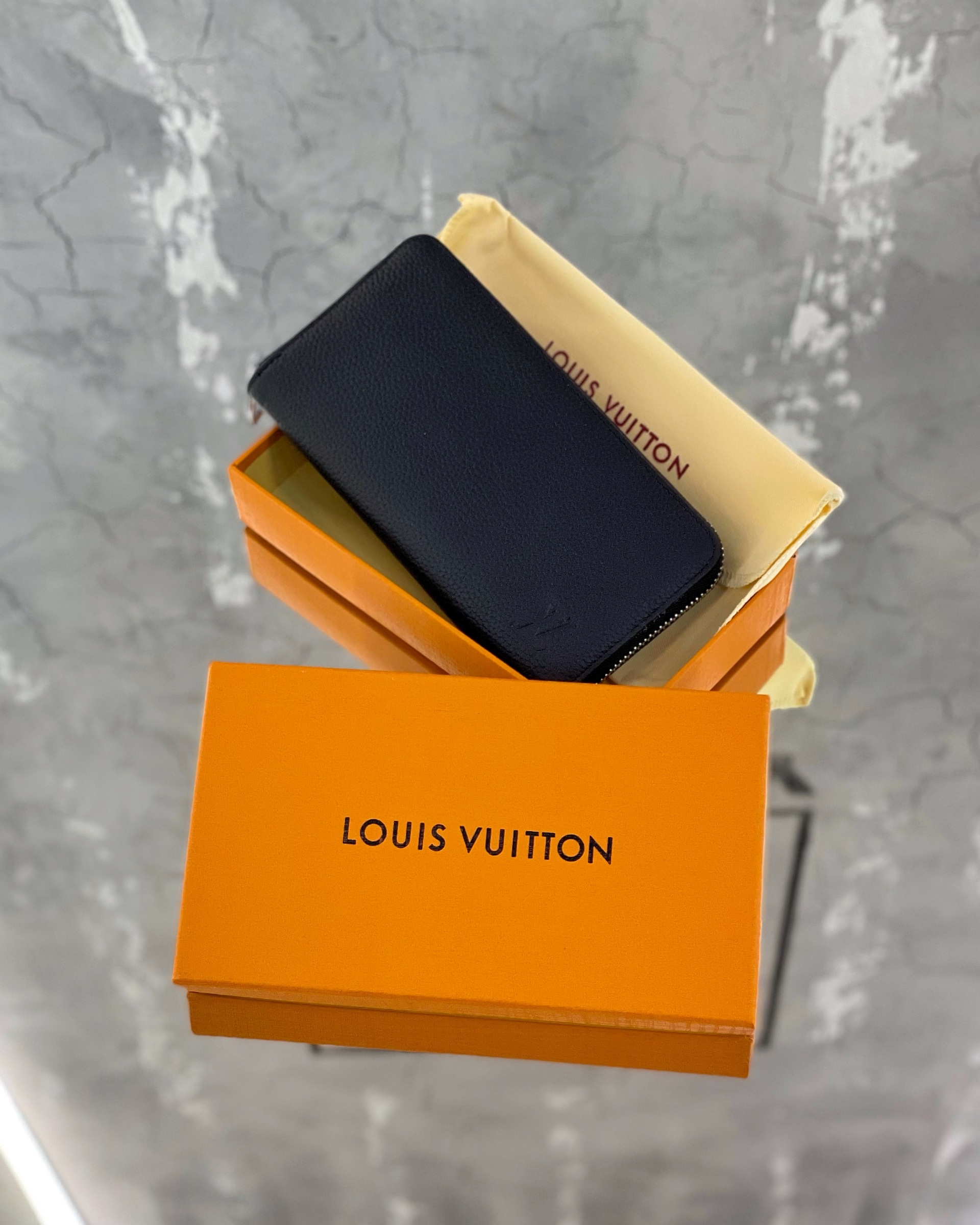 LOUIS VUITTON — NO LOGO STORE