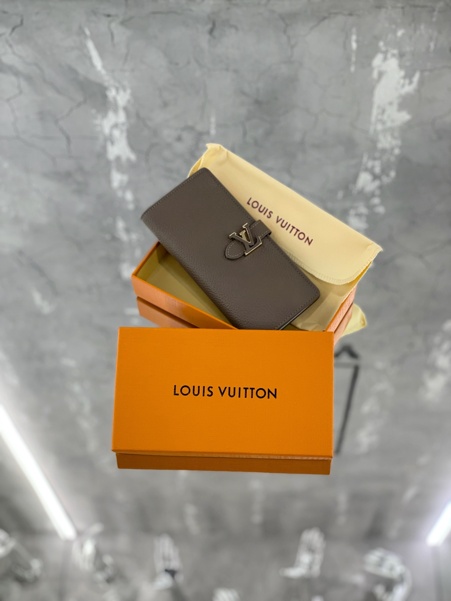 LOUIS VUITTON — NO LOGO STORE