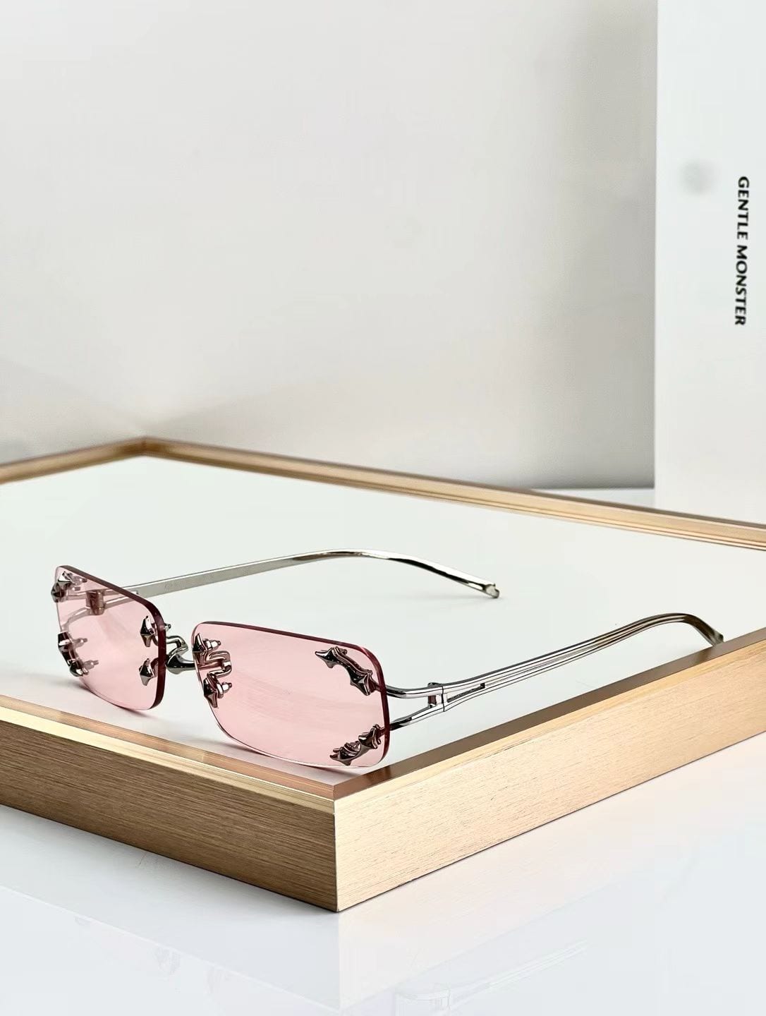 GENTLE MONSTER — Очки, NO LOGO STORE (фото 2)