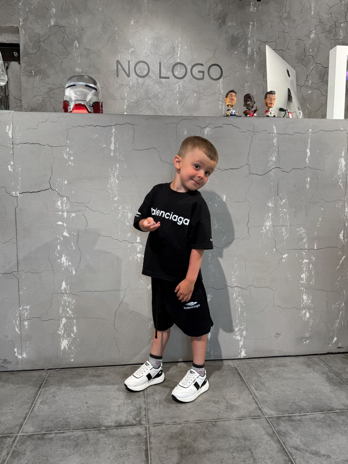 Костюм BALENCIAGA — NO LOGO STORE