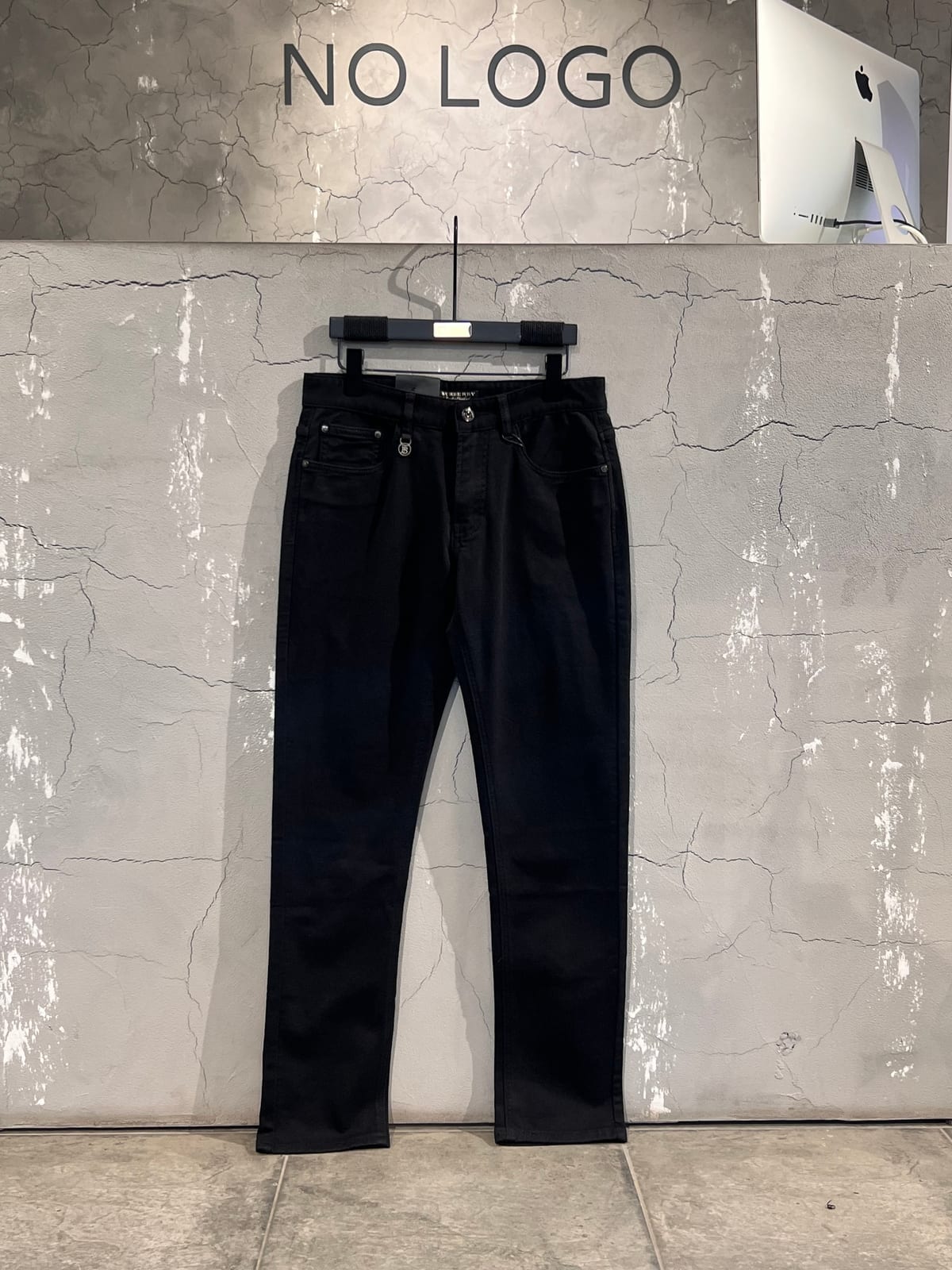 Джинсы BURBERRY — NO LOGO STORE