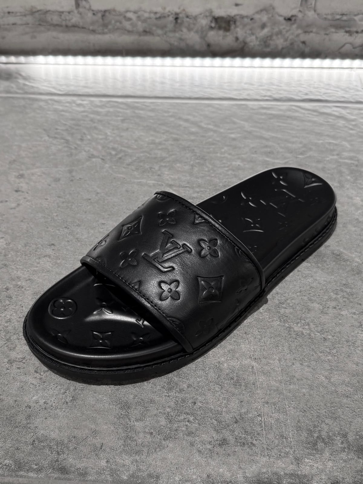 LOUIS VUITTON — Мужское, NO LOGO STORE