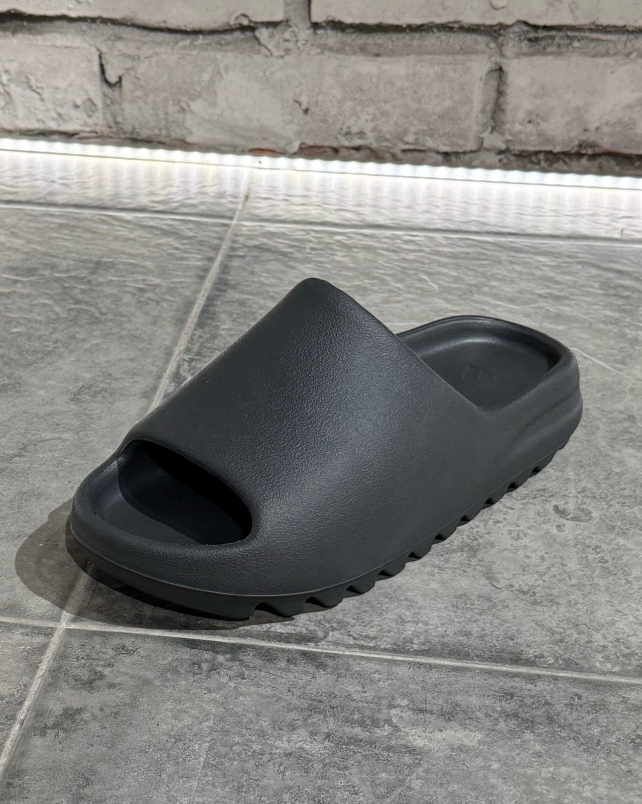 ADIDAS YEEZY SLIDE — Мужское, NO LOGO STORE