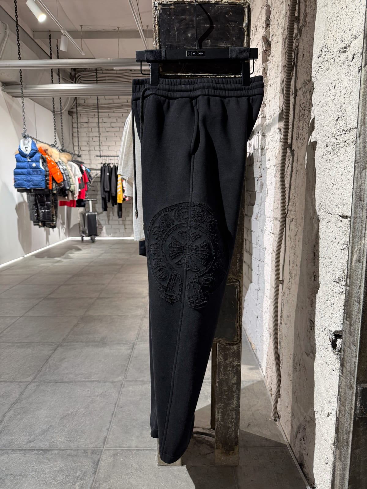 Брюки CHROME HEARTS — Мужское, NO LOGO STORE (фото 2)