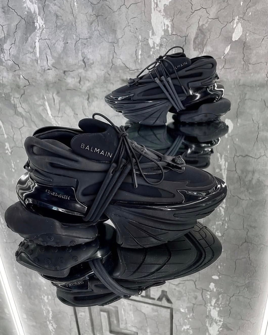 BALMAIN — NO LOGO STORE