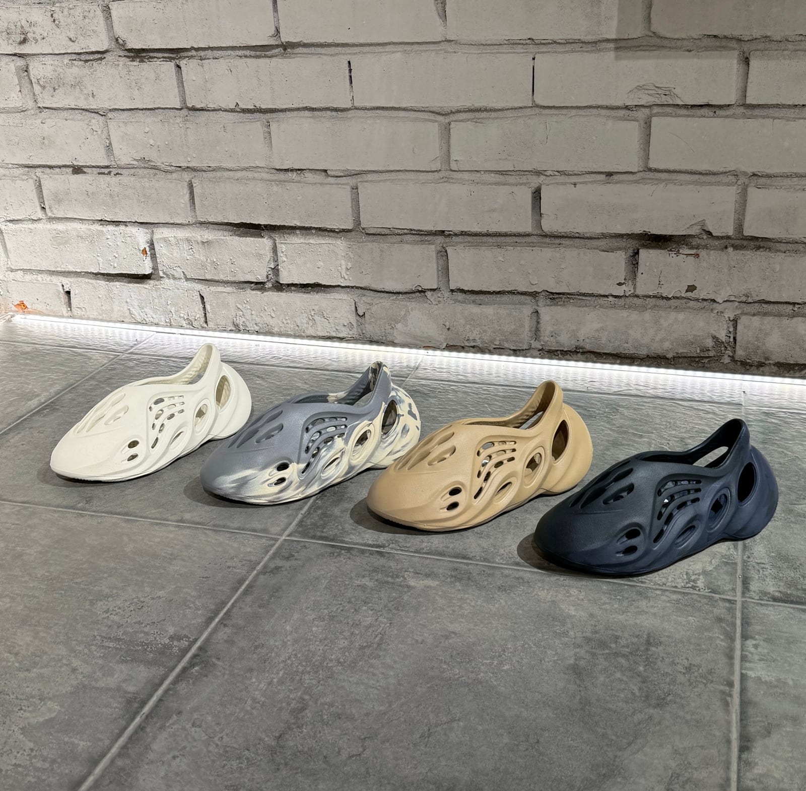 ADIDAS YEEZY FOAM RUNNER / SAND — SALE · Женское, NO LOGO STORE