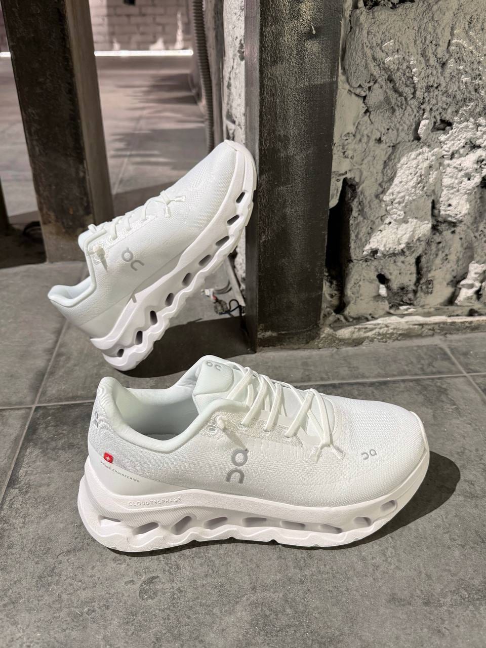 ON — NO LOGO STORE