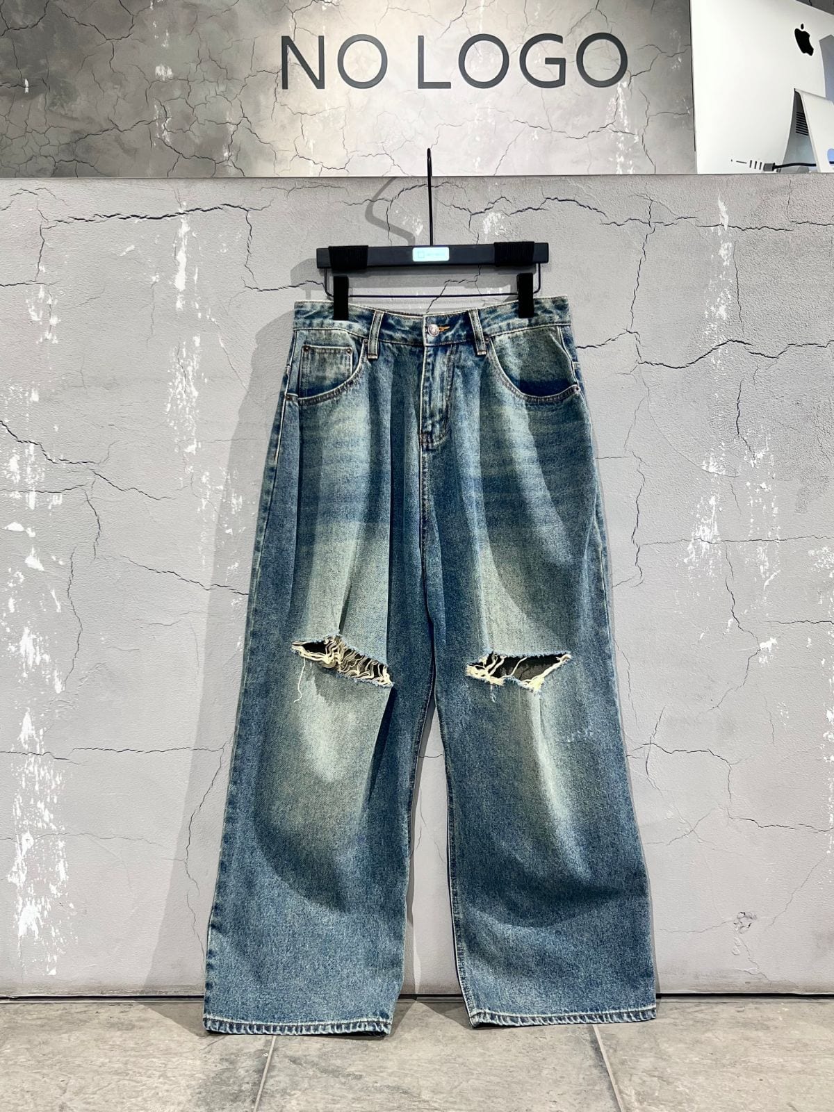Джинсы BALENCIAGA — NO LOGO STORE